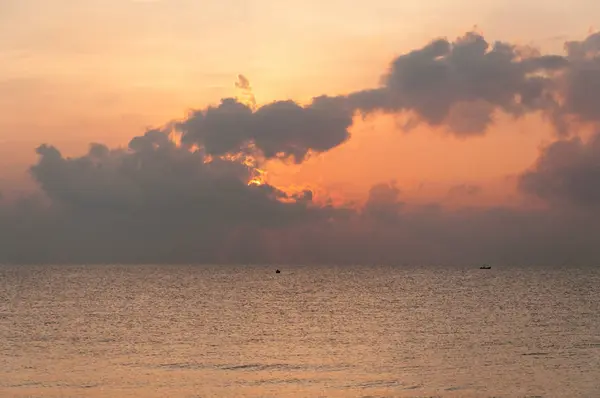 美丽的日出在地平线在海与云彩, 华欣, 泰国. — 图库照片