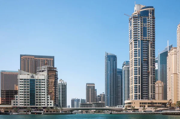 DUBAI, Emiratos Árabes Unidos - 5 de mayo de 2017: Edificios modernos en Dubai Marina el 5 de mayo de 2017, Dubai, Emiratos Árabes Unidos . — Foto de Stock