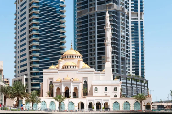 DUBAI, Emiratos Árabes Unidos - 5 de mayo de 2017: Edificios modernos y mezquita Al Raheem en el paseo marítimo en Dubai Marina el 5 de mayo de 2017, Dubai, Emiratos Árabes Unidos . — Foto de Stock