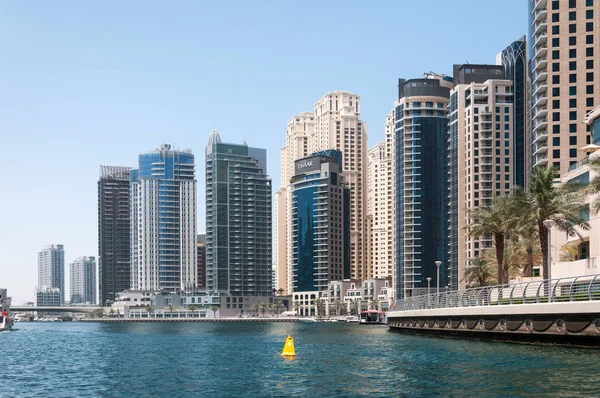 DUBAI, UAE - MAY 5,2017: Modern buildings in Dubai Marina on may 5, 2017, Dubai, UAE. — Stock Photo, Image