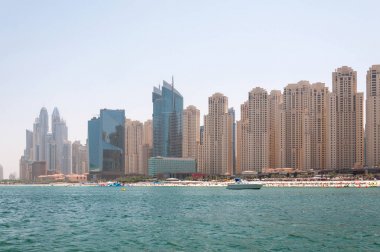 Güzel panoramik Dubai Marina Beach ile gökdelenler içinde belgili tanımlık geçmiş Dubai, Birleşik Arap Emirlikleri