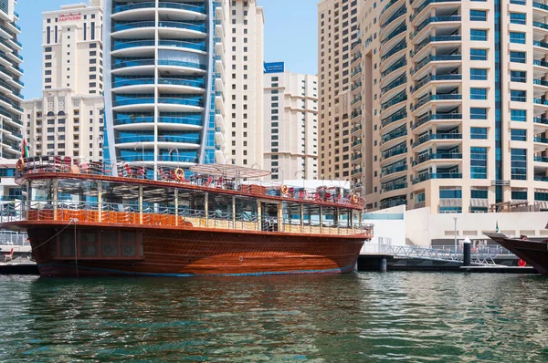DUBAI, Emiratos Árabes Unidos - 5 de mayo de 2017: Autobús acuático en el fondo edificios modernos en Dubai Marina el 5 de mayo de 2017, Dubai, Emiratos Árabes Unidos . — Foto de Stock