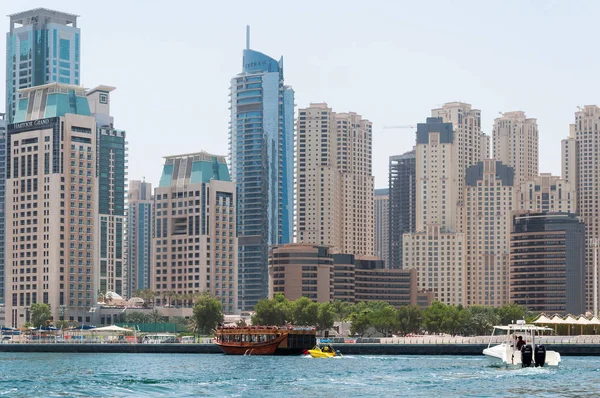 DUBAI, Emiratos Árabes Unidos - 5 de mayo de 2017: Autobús acuático en el fondo edificios modernos en Dubai Marina el 5 de mayo de 2017, Dubai, Emiratos Árabes Unidos . — Foto de Stock
