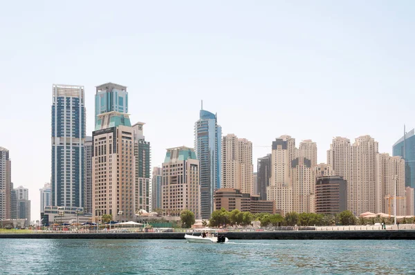 DUBAI, Emiratos Árabes Unidos - 5 de mayo de 2017: lancha rápida en el fondo edificios modernos en Dubai Marina el 5 de mayo de 2017, Dubai, Emiratos Árabes Unidos . — Foto de Stock