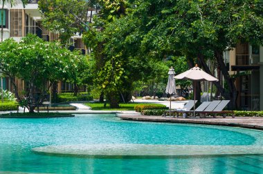 şemsiye ve sandalye bir otel tatil yüzme havuzunda