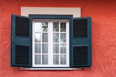 Eski ahşap windows kare taş duvar İtalya'da.