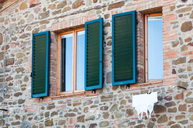 Eski ahşap windows kare taş duvar İtalya'da.