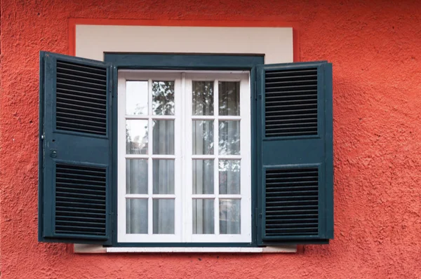 Eski ahşap windows kare taş duvar İtalya'da.