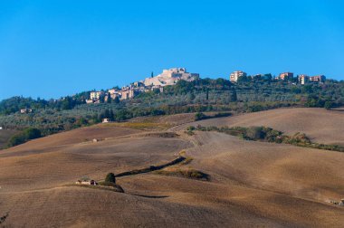 Val dorcia arka planda Castiglione dorcia, Toskana, İtalya güzel sonbahar manzara
