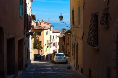 Montepulciano, Toskana - 14 Ekim 2017: Eski sokak Montepulciano güneşli bir sonbahar gününde beyaz bir Fiat 500 ile