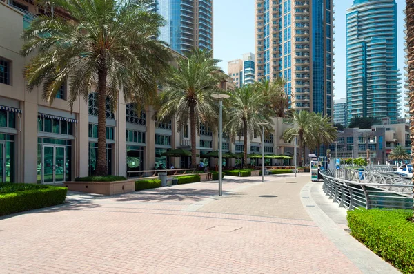 DUBAI, Emiratos Árabes Unidos - 5 de mayo de 2017: Dubai Marina Promenade — Foto de Stock