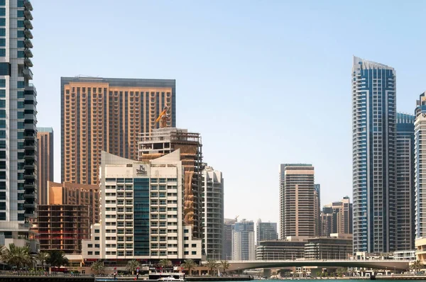 DUBAI, Emiratos Árabes Unidos - 5 de mayo de 2017: Edificios modernos en Dubai Marina el 5 de mayo de 2017, Dubai, Emiratos Árabes Unidos . — Foto de Stock