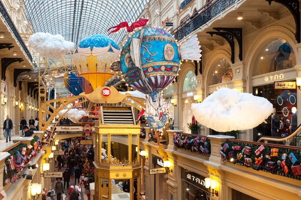 MOSCÚ, RUSIA - 3 DE DICIEMBRE DE 2017: Año Nuevo y decoración navideña del GUM en Moscú, Rusia . —  Fotos de Stock