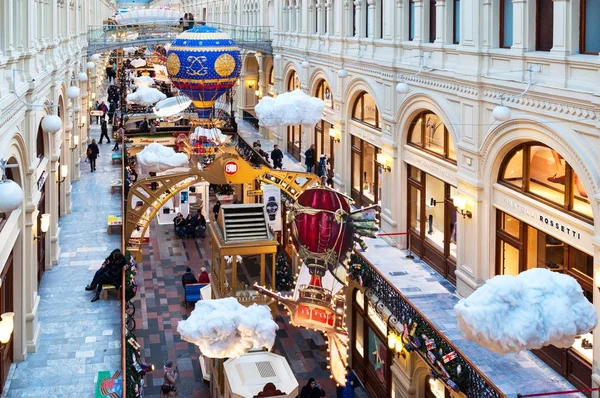 MOSCÚ, RUSIA - 3 DE DICIEMBRE DE 2017: Año Nuevo y decoración navideña del GUM en Moscú, Rusia . —  Fotos de Stock