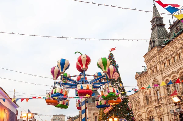 Карусель на Рождественской ярмарке на фоне ГУМа. Красная площадь. Москва, Россия — стоковое фото