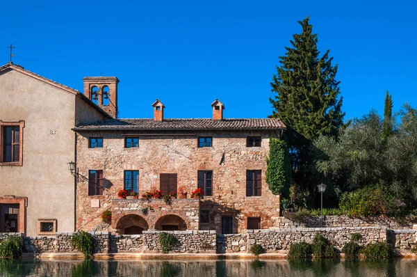 Bagno Vignoni antiga aldeia com fontes termais na Toscana, Itália — Fotografia de Stock