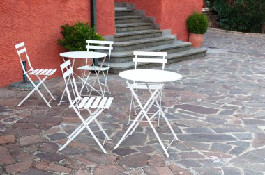 Zarif beyaz metal masa ve sandalyeler