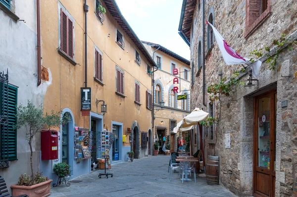 Castellina In Chianti-πληροφορίες για ταξίδια, Εκδρομές και Αξιοθέατα-Οκτώβριος 10,2017: Street view από το Castellina in Chianti. Μια τυπική κωμόπολη στην Ιταλία. — Φωτογραφία Αρχείου