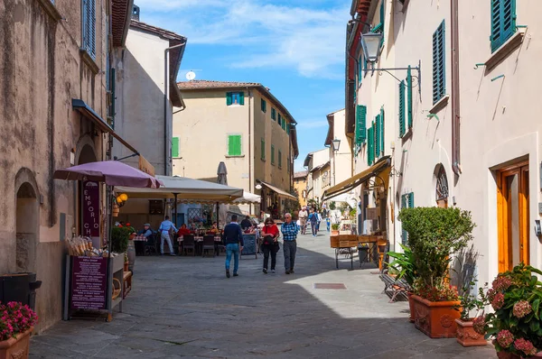 Castellina In Chianti, Itálie - říjen 10,2017: Street view Castellina in Chianti. Typické městečko v Itálii. — Stock fotografie