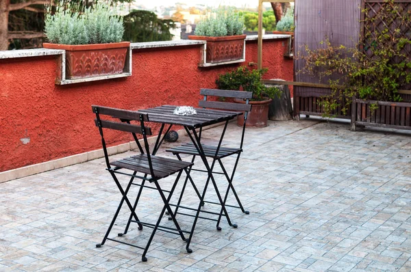 Zarif siyah metal masa ve sandalyeler