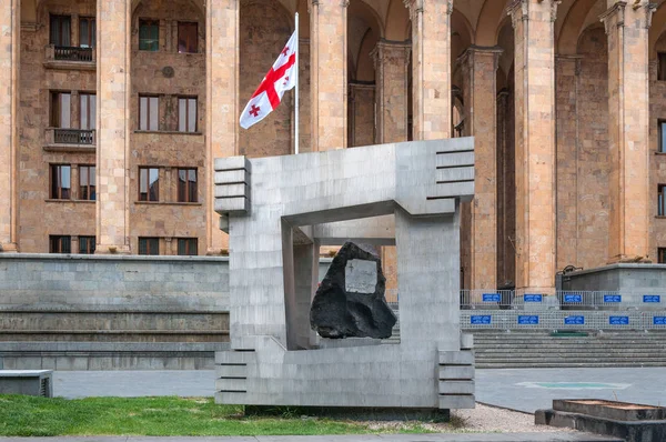Tiflis, Georgien - 19. Juni 2016: Gedenkstätte des 9. April und Gebäude des georgischen Parlaments. — Stockfoto