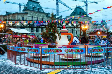 Moskova, Rusya - 23 Aralık 2017: Carousel sakız önünde kırmızı kare. Yeni yıl ve Noel pazarı ve dekorasyon