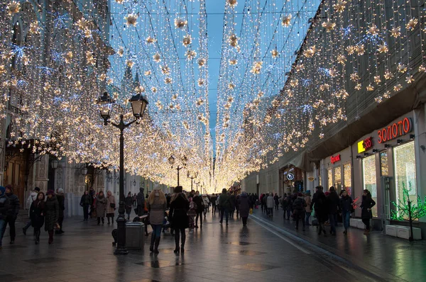 Moskva, Rusko - 23 prosince 2017. Nikolskaya street v Silvestrovské a vánoční večer světlo dekorace — Stock fotografie