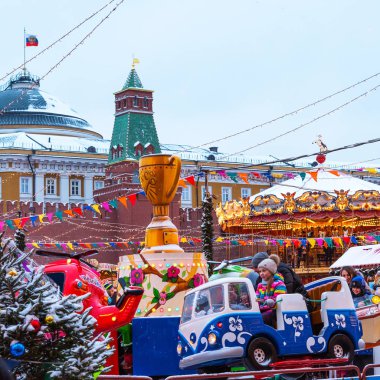 Moskova, Rusya - 5 Ocak 2018: Carousel sakız önünde kırmızı kare. Yeni yıl ve Noel pazarı ve dekorasyon.