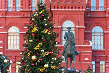 Moskova, Rusya - 9 Ocak 2018: Moskova Noel Festivali yolculuk. Işıklı yılbaşı ağaçları Tarih Müzesi ve Anıtı Zhukov önünde Manezhnaya meydanında
