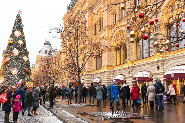 Moscou, Russie - 5 janvier 2018 : Marché du Nouvel An et de Noël et décorations sur la Place Rouge. GUM avec un arbre et des gens qui marchent — Photo