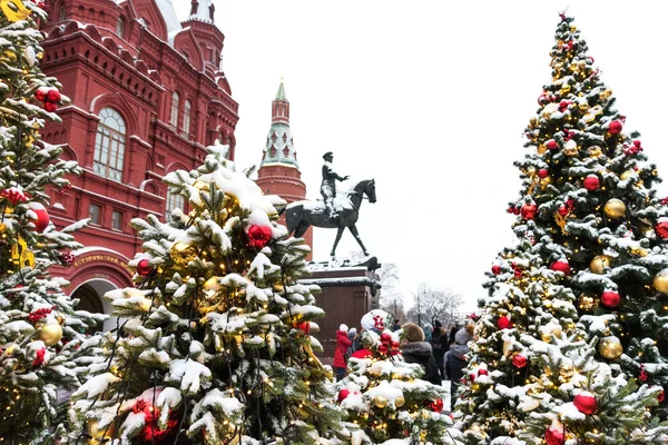 Μόσχα, Ρωσία - 5 Ιανουαρίου 2018: Μόσχα Festival το ταξίδι στα Χριστούγεννα. Φωτιζόμενα Δεντράκια για το νέο έτος στην πλατεία Manezhnaya, μπροστά από το ιστορικό Μουσείο και μνημείο Ζούκοφ — Φωτογραφία Αρχείου