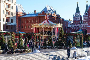 Moskova, Rusya - 9 Ocak 2018: Moskova Noel Festivali yolculuk. Işıklı yılbaşı ağaçları Tarih Müzesi önünde Manezhnaya meydanında