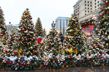 Moskova, Rusya - 5 Ocak 2018: Moskova Noel Festivali yolculuk. Işıklı yılbaşı ağaçları Tarih Müzesi önünde Manezhnaya meydanında