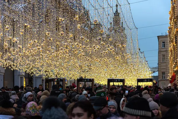 Москва, Россия - 5 января 2018 года: Никольская улица в новогоднем и рождественском вечернем светлом убранстве — стоковое фото