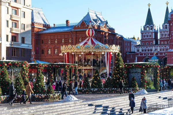 Moskwa, Rosja - 9 stycznia 2018: Moskwa Festiwal podróż do Bożego Narodzenia. Oświetlony nowy rok drzew na plac Maneżowy przed Muzeum Historyczne — Zdjęcie stockowe
