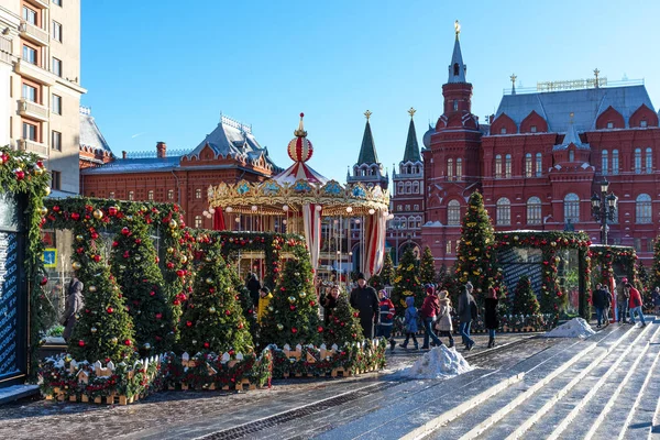 Moscou, Russie - 9 janvier 2018 : Festival de Moscou Voyage à Noël. Arbres illuminés du Nouvel An sur la place Manezhnaya devant le musée historique — Photo