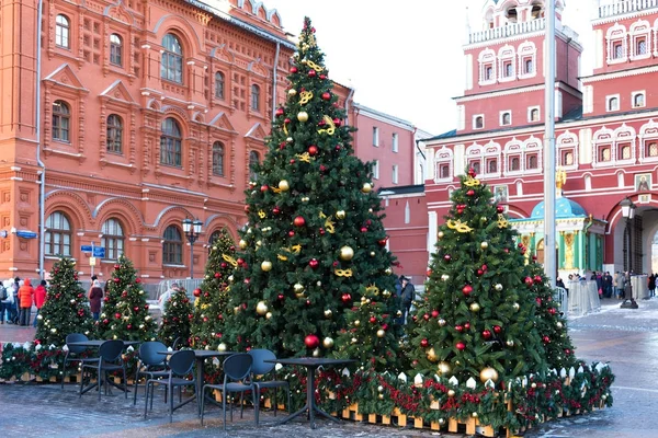 Moscou, Russie - 9 janvier 2018 : Festival de Moscou Voyage à Noël. Arbres illuminés du Nouvel An sur la place Manezhnaya devant le musée historique — Photo