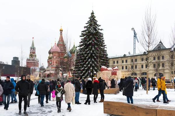 Mosca, Russia - 5 gennaio 2018: albero di Capodanno sullo sfondo della Cattedrale di San Basilio e persone che camminano — Foto Stock
