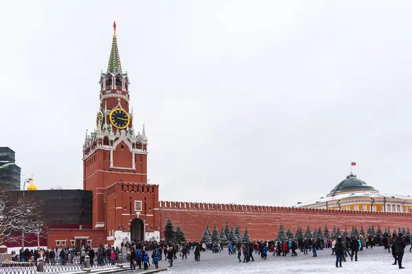 Moscou, Russie - 5 janvier 2018 : Les gens marchent sur la Place Rouge pendant les vacances d'hiver à Moscou, en Russie . — Photo