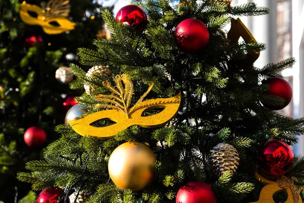 Moskva Festival Cesta do Vánoc. Osvětlené nový rok stromů na Manéžního náměstí před historické muzeum — Stock fotografie
