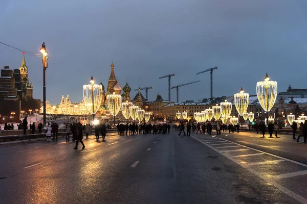 Moscou, Russie - 5 janvier 2018 : Kremlin, St. Cathédrale de Basile et le pont Big Moskvoretsky dans la nuit d'hiver avec l'illumination du Nouvel An pendant les vacances avec les personnes qui marchent — Photo