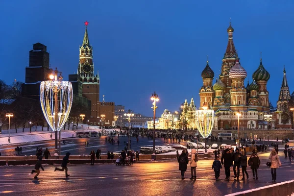 Moskva, Rusko - 5 ledna 2018: Kreml, St. Basil's Cathedral a velké přesvaté Bohorodice v zimní noci s novoroční osvětlení na dovolené s pohybovými lidí — Stock fotografie