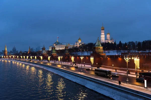 Moskevského Kremlu v zimní noci a nábřeží řeky Moskva s vánoční dekorace — Stock fotografie