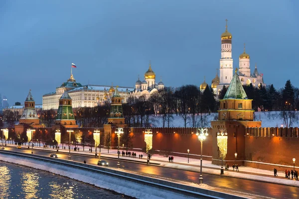 Il Cremlino di Mosca nella notte d'inverno e l'argine del fiume Moskva con una decorazione di Natale — Foto Stock
