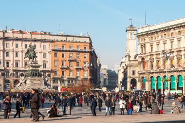 Milan, İtalya - 10 Kasım 2016: Vittorio Emanuele Galerisi ve Piazza del Duomo Milan, İtalya