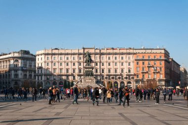 Milan, İtalya - 10 Kasım 2016: Güneşli bir günde, İtalya Piazza del Duomo ve anıt Vittorio Emanuele II havadan görünümü.
