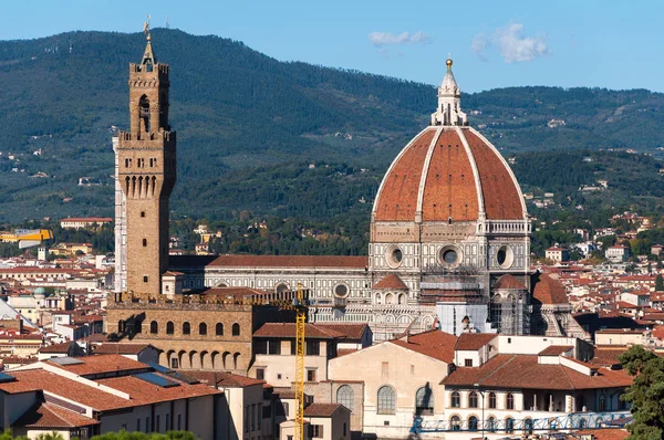 Bela vista panorâmica da Catedral de Santa Maria del Fiore e do Palazzo Vecchio em Florença — Fotografia de Stock