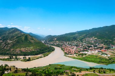 Nehirleri Kura ile Mtsheta ve Aragvi, Svetitskhoveli Katedrali ve kale karmaşık yaz günü Mtsheta, Gürcistan'ın panoramik güzel havadan görünümü