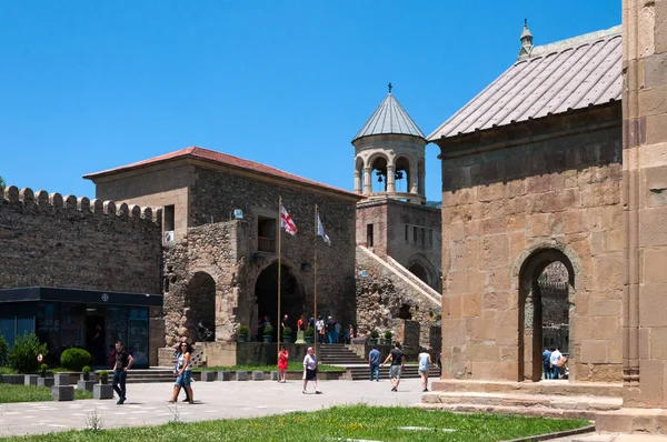 Mtscheta, Georgië - 26 juni 2016: Svetitskhoveli-orthodoxe kerk en het kasteel complex panorama in zomerdag. Mtscheta. Georgië — Stockfoto