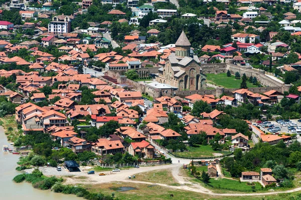 Panoramisch mooie luchtfoto van Mtscheta met de rivieren Kura en Aragvi, Svetitskhoveli kathedraal en het kasteel complex in zomerdag in Mtscheta, Georgië — Stockfoto
